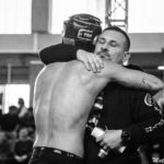 Coach e atleta di Rolling JJ Ravenna si abbracciano dopo un match