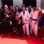 Foto di gruppo di Rolling JJ Ravenna su tatami rosso