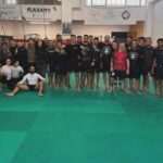 Foto di gruppo di Grappling Senigallia su tatami verde